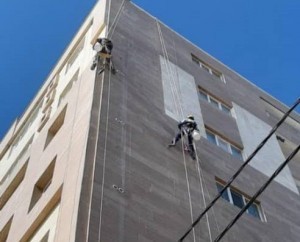 پیچ و رولپلاک سنگ نمای ساختمان در تهران
